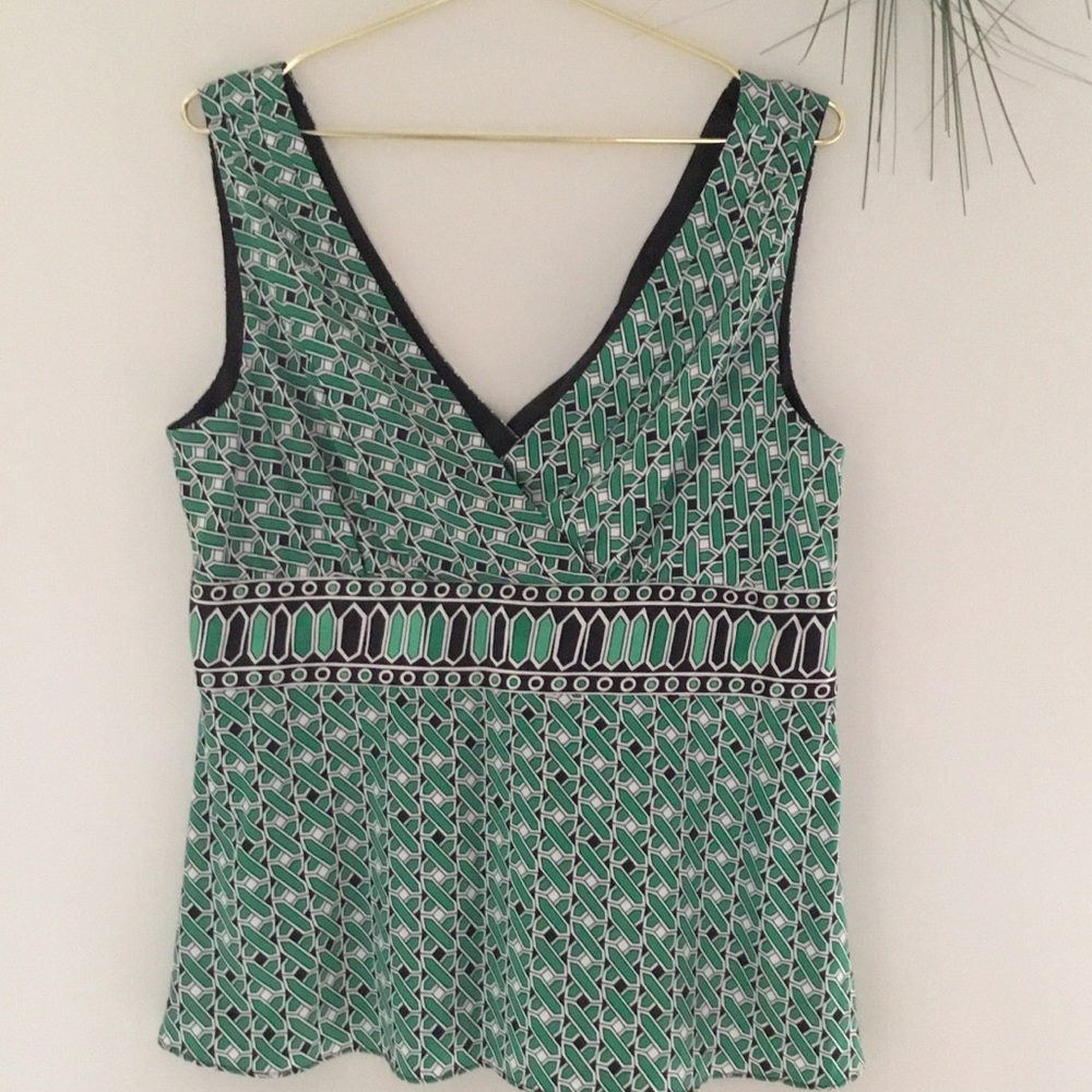 💚🖤Tahari Green/Black Print Sleeveless Blouse